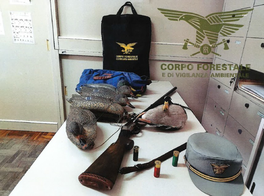 Arborea, bracconiere a caccia nell’oasi faunistica protetta: denunciato dal Corpo Forestale, sequestrato il fucile
