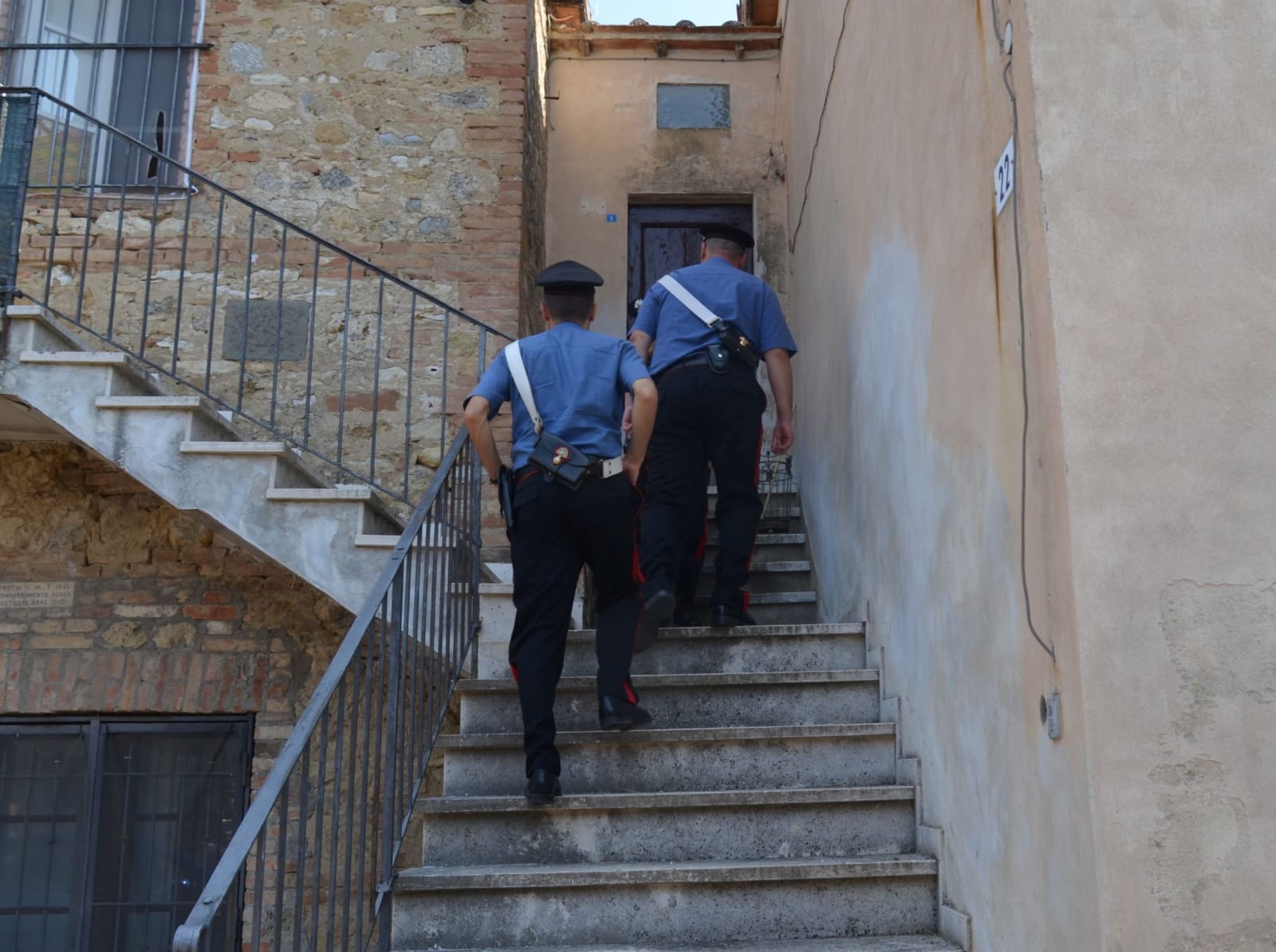 Carbonia, rompe il braccialetto elettronico e va a casa della ex: arrestato 37enne