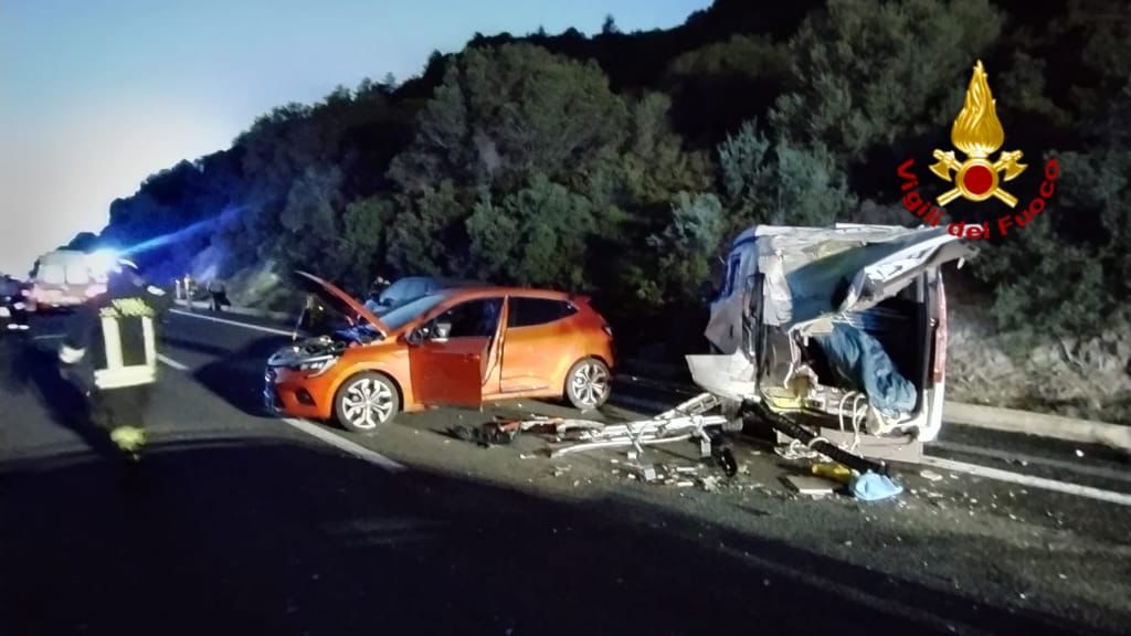 Terribile incidente sulla 131: coinvolte 11 persone a bordo di tre auto, un camper e due moto