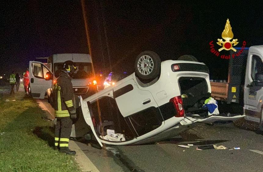 Incidente a Villagreca, schianto fra tre auto: una si ribalta, una donna in ospedale