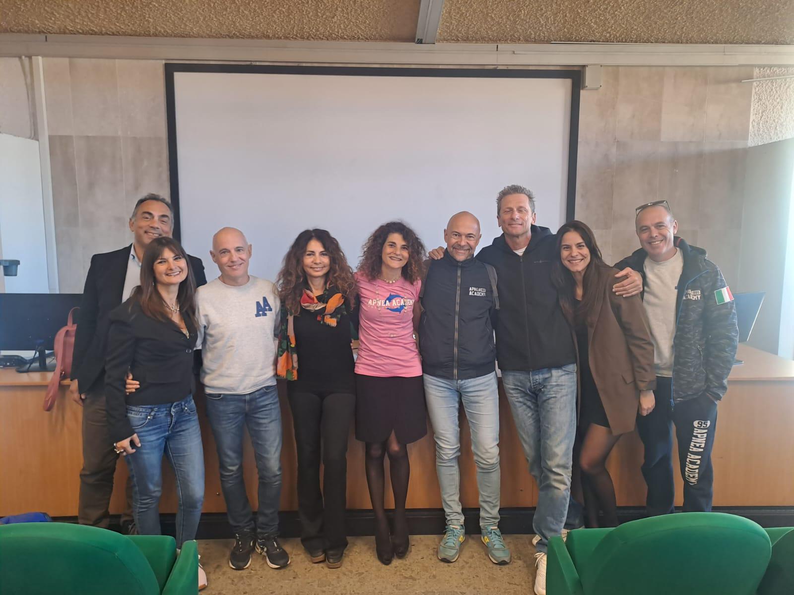 Gli studenti universitari all’Orto Botanico di Cagliari: prove pratiche di apnea dopo la lezione con la leggenda Pelizzari