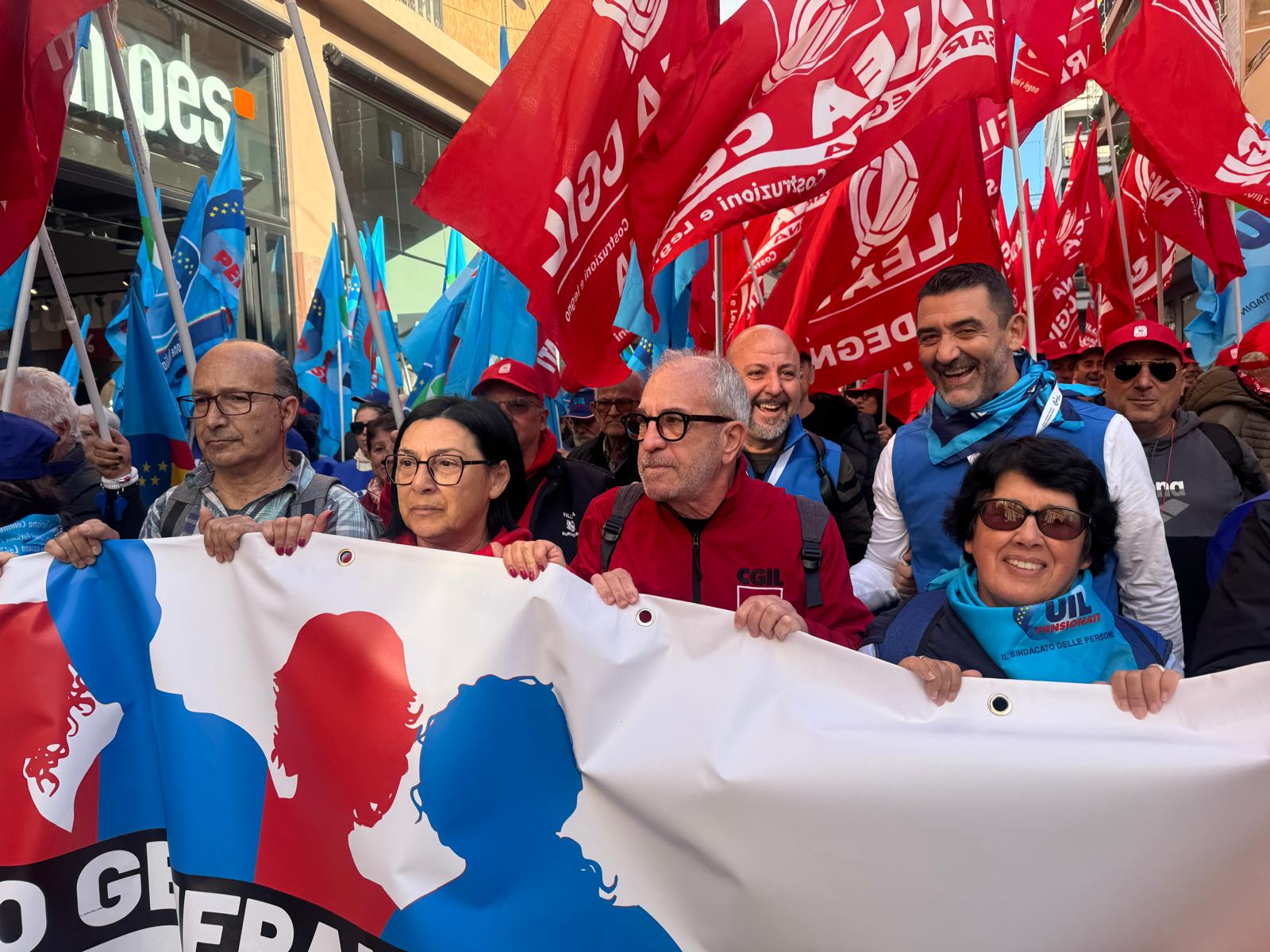 Stipendi bassi, sanità in ginocchio e poco lavoro: in migliaia in piazza a Cagliari per lo sciopero generale