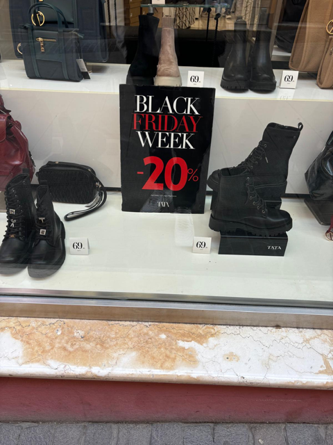 Cagliari, lo spirito natalizio che non c’è: nervosismo tra i commercianti, è la grande crisi dello shopping in centro