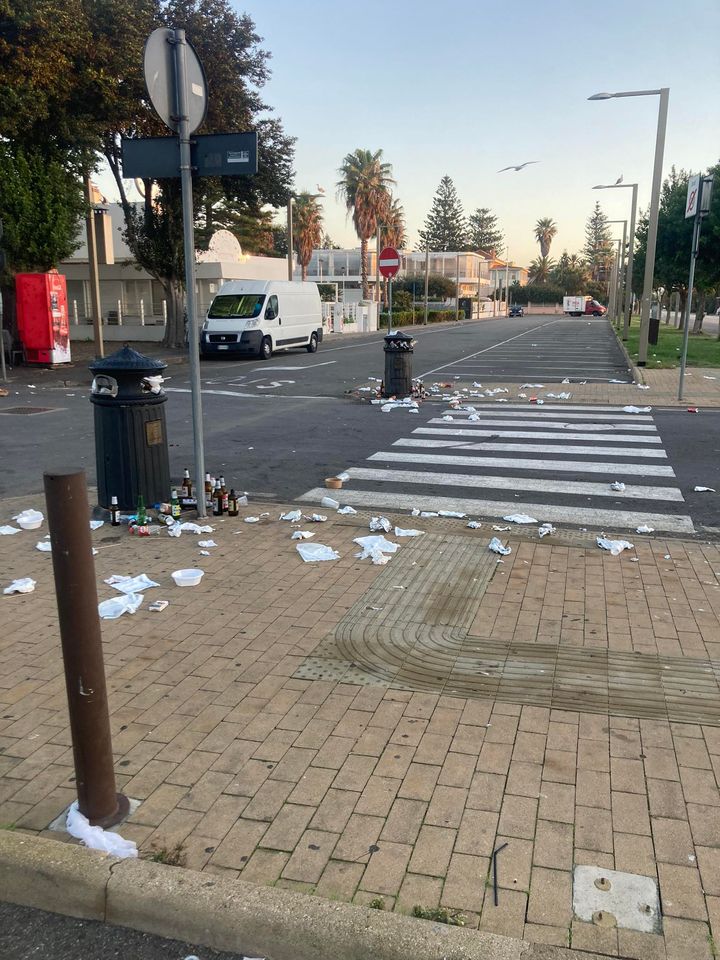 Poetto, la pulizia solo a giorni alterni: “Ecco il triste spettacolo per cagliaritani e croceristi”