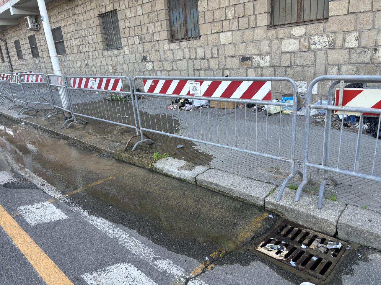Cep, l’inferno di via Flavio Gioia: “Noi qui, circondati da una perdita idrica e ingabbiati da due anni con la spazzatura sotto le finestre”