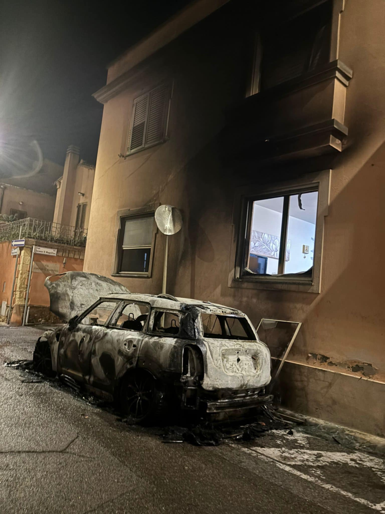 Notte da incubo a Pirri: in via Corridoni bruciata un’auto, il fuoco distrugge vetri e crea danni alla palazzina (VIDEO)