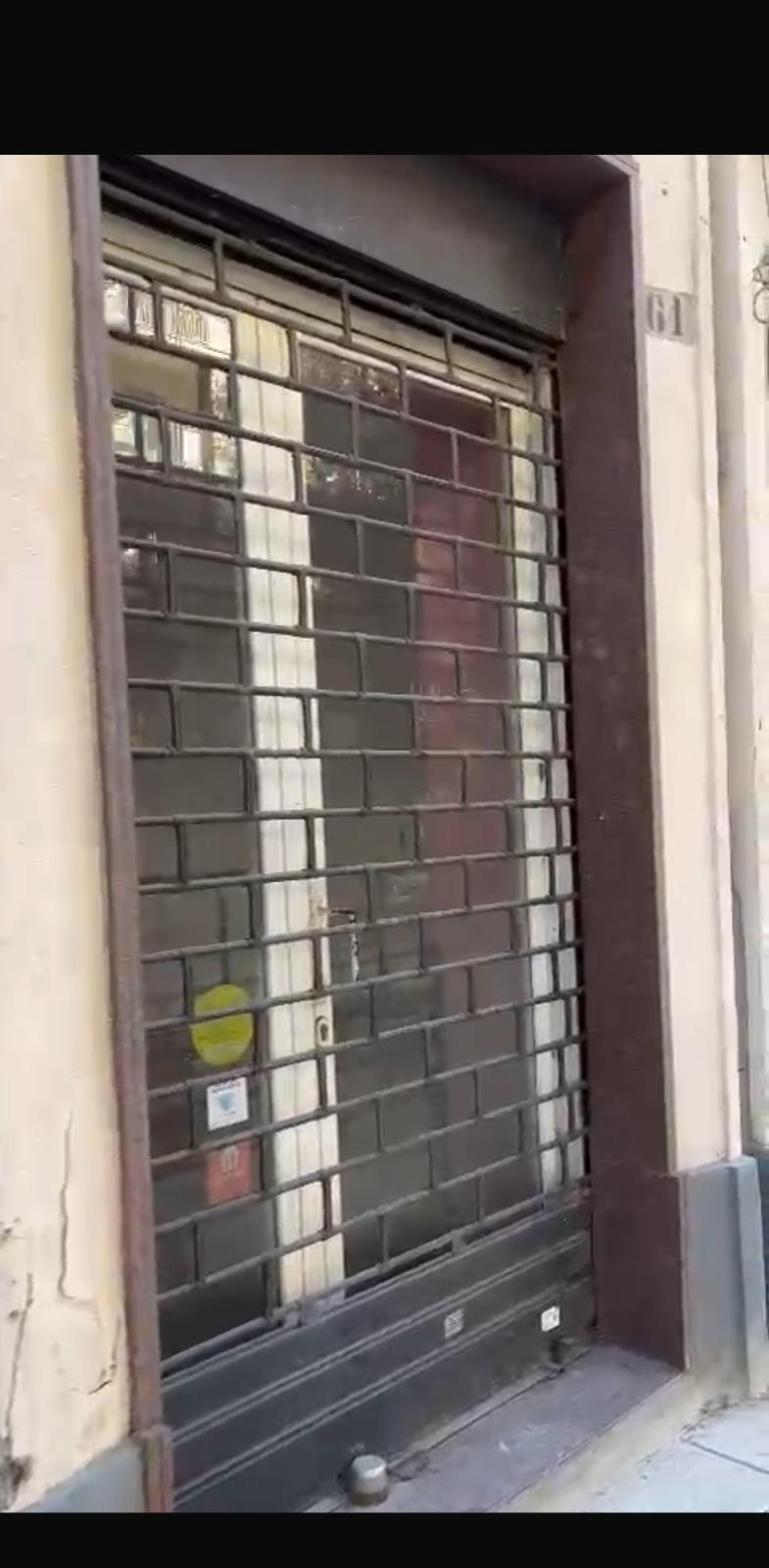 Via Dante in agonia a Cagliari: carreggiata ristretta, metropolitana ferma, poco traffico e ben 17 serrande chiuse (VIDEO)