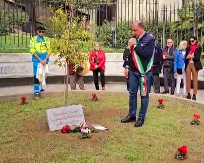 Selargius, un melograno davanti al Comune per dire no alla violenza contro le donne: “Coltiviamo il rispetto”