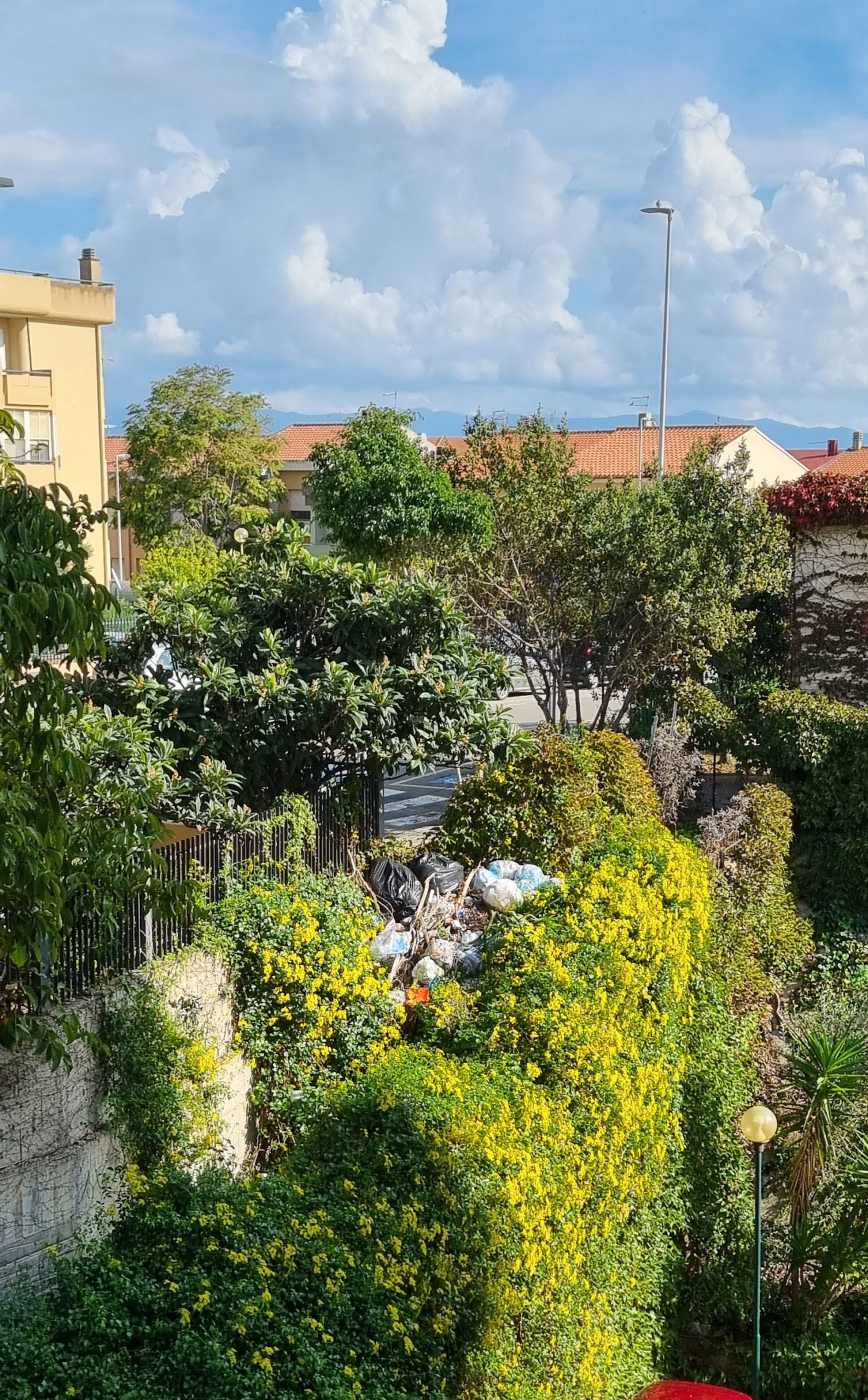 Monserrato, lo strano caso degli incivili che gettano i rifiuti nel cortile condominiale: “Basta, il Comune intervenga”
