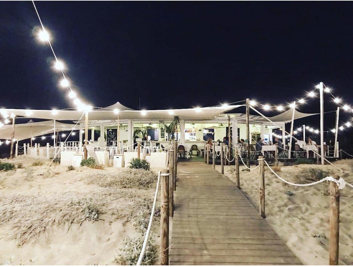 Cala Sinzias, attentato choc nella notte: incendiato il chiosco di Is Fradis, è giallo sul movente del rogo