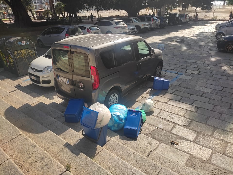 Cagliari, nella città della Tari che aumenta ancora i mastelli abbandonati e rovesciati sulle auto