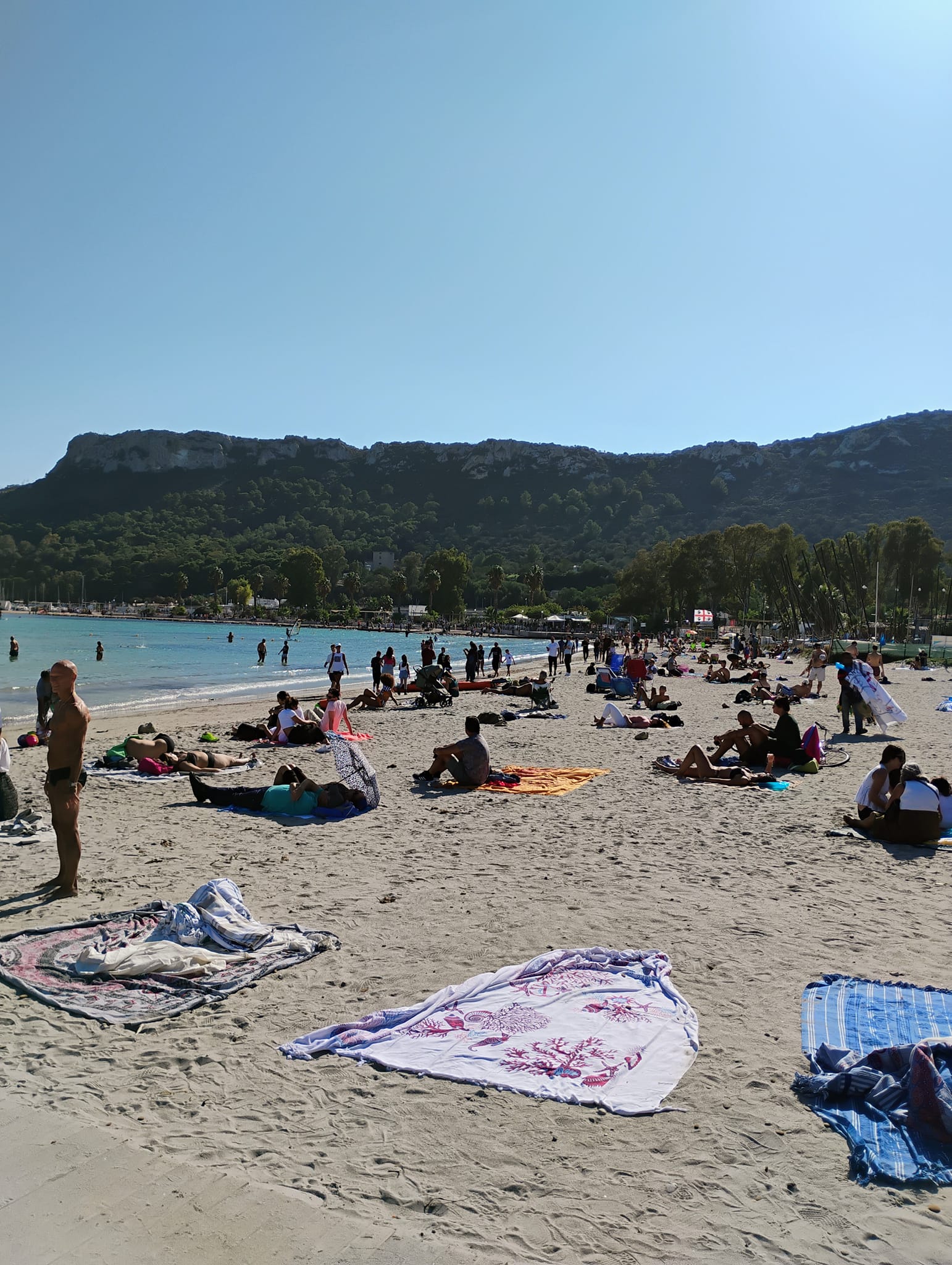 La calda “novembrata” di Cagliari: centinaia di persone al Poetto, e ritornano anche i tuffi