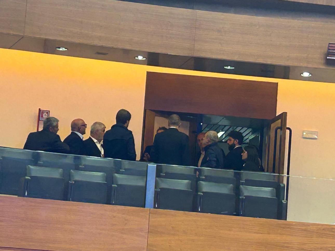 Le donne di Pratobello occupano il Consiglio regionale: sull’eolico la Todde all’angolo, lavori in Aula paralizzati (VIDEO)