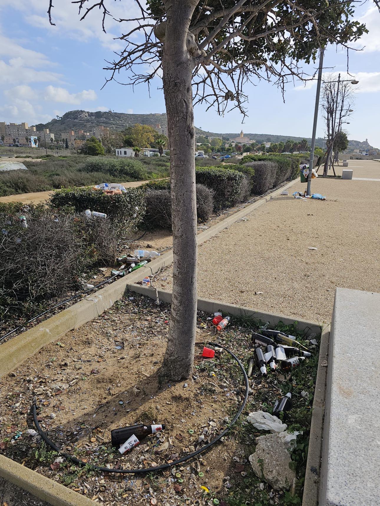 “Cagliari, la passeggiata di Sant’Elia in pieno degrado: che triste passeggiare con mia moglie qui….”