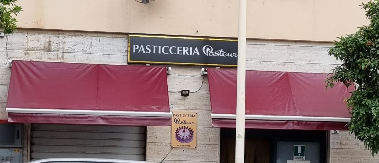Cagliari, i ladri spaccano la vetrina della pasticceria Pasteur: volevano svaligiare le casse del laboratorio