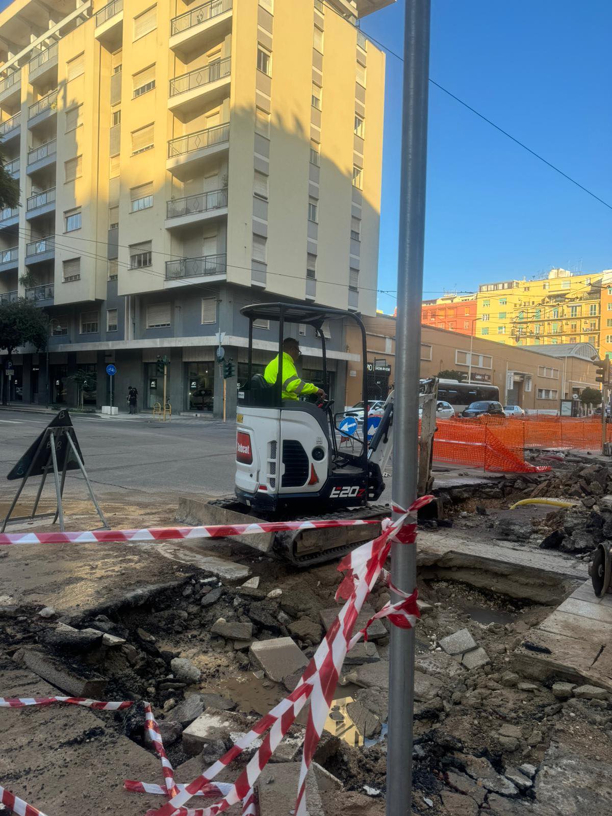 Cagliari, caos a San Benedetto per una maxi perdita idrica: centinaia di famiglie restano senz’acqua