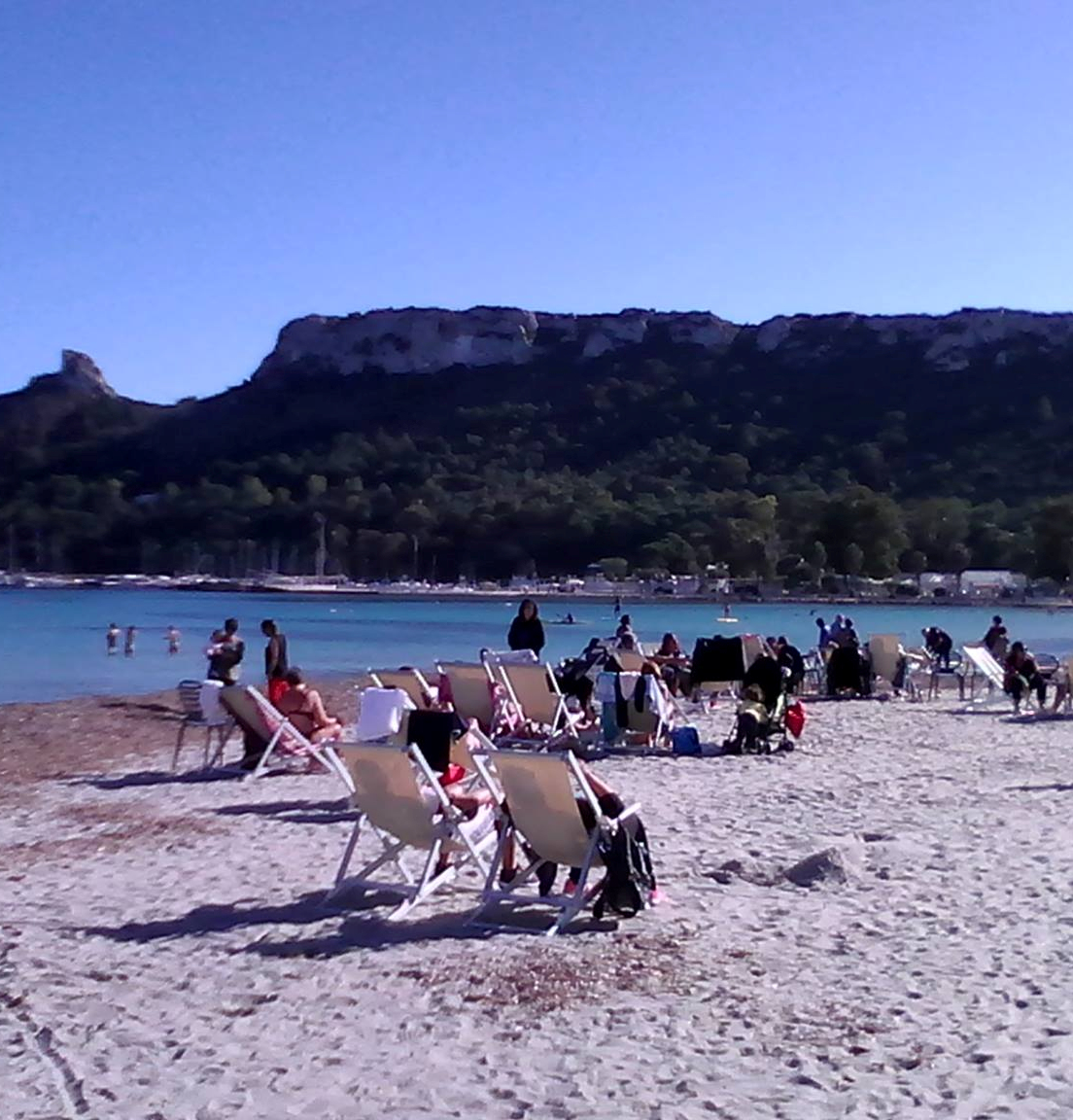Cagliari, domenica fantastica col sole e 20 gradi: Poetto preso d’assalto insieme ai parchi e ai mercatini