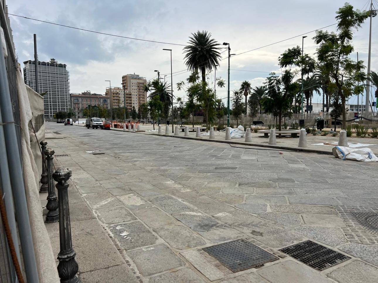 Eccola, la new via Roma nel cuore di Cagliari: spuntano i nuovi alberi verdi e i giochi con le altalene (VIDEO)