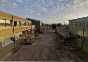 Degrado scuola, la denuncia degli studenti di Monserrato: zero riscaldamento, a lezione con giubbotti, sciarpe e guanti