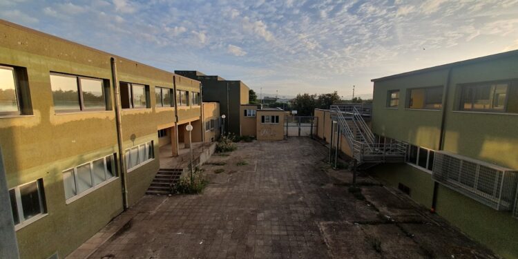 Degrado scuola, la denuncia degli studenti di Monserrato: zero riscaldamento, a lezione con giubbotti, sciarpe e guanti