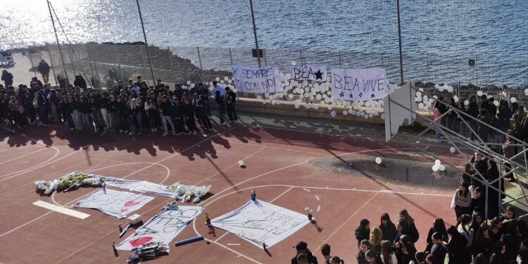 Cagliari, una catena umana sulle strisce di viale Colombo: gli studenti dell’Alberti chiedono più sicurezza