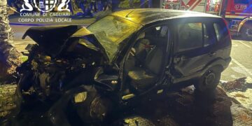 Cagliari, incidente nella notte sul Lungo Saline: auto contro palma, ferito un 52enne