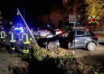 Cagliari, incidente in Via Torricelli: auto finisce contro un palo dell’illuminazione