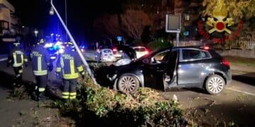 Cagliari, incidente in Via Torricelli: auto finisce contro un palo dell’illuminazione