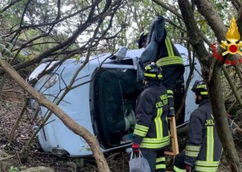 Silius, auto si ribalta paurosamente sulla strada: ferita una ragazza di 30 anni