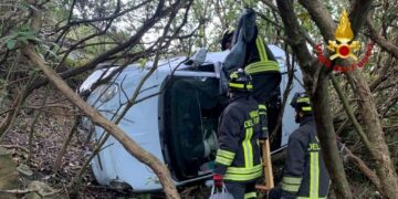 Silius, auto si ribalta paurosamente sulla strada: ferita una ragazza di 30 anni