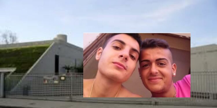 Quartu, l’estremo saluto a Giacomo e Matthias: gli amici portano i feretri in spalla