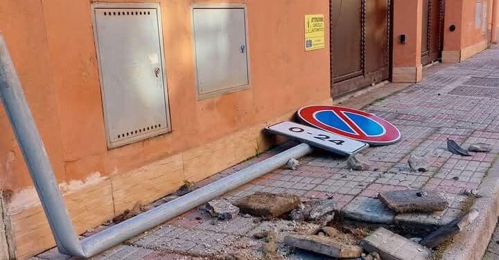 Sestu, divelto un palo della segnaletica verticale: “Per fortuna nessun ferito”