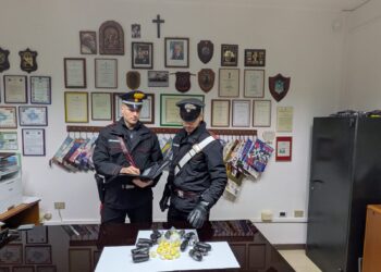 Nasconde in auto 37 ovuli di stupefacenti: giovane arrestato a Selargius