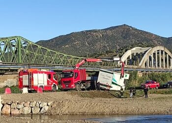 Camion in bilico sul guado del Flumendosa, carabinieri e vigili del fuoco in azione a Villaputzu