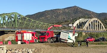 Camion in bilico sul guado del Flumendosa, carabinieri e vigili del fuoco in azione a Villaputzu