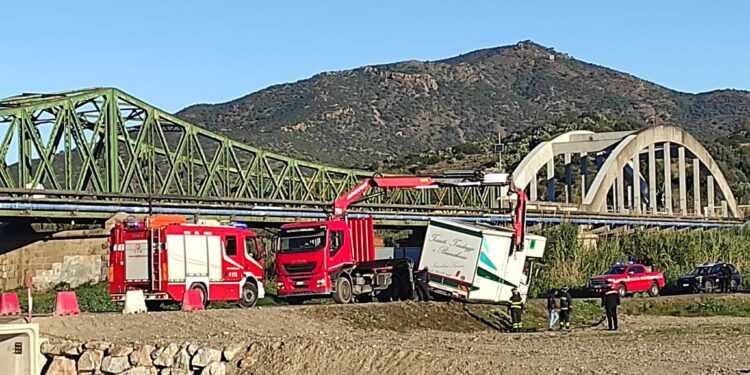 Camion in bilico sul guado del Flumendosa, carabinieri e vigili del fuoco in azione a Villaputzu