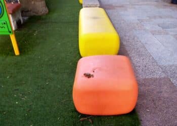 Monserrato, arredi del parco giochi sporcati con escrementi di cani