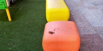 Monserrato, arredi del parco giochi sporcati con escrementi di cani