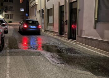 Cagliari colabrodo, continuano le perdite d’acqua: strade allagate e residenti infuriati