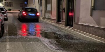 Cagliari colabrodo, continuano le perdite d’acqua: strade allagate e residenti infuriati