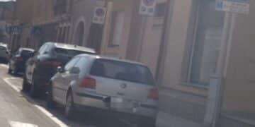 Inciviltà a Monserrato, parcheggio per i disabili occupato in via Cesare Cabras