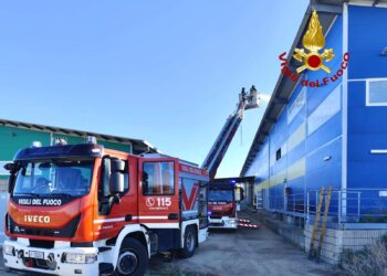 Monastir, pauroso incendio nei pannelli fotovoltaici della zona industriale: arriva anche un’autobotte