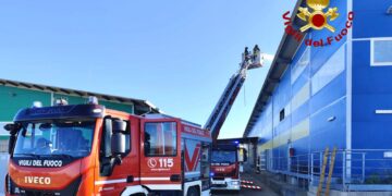Monastir, pauroso incendio nei pannelli fotovoltaici della zona industriale: arriva anche un’autobotte