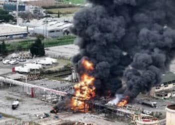 Esplode una raffineria Eni, due morti e 9 feriti: chiusa l’autostrada A1