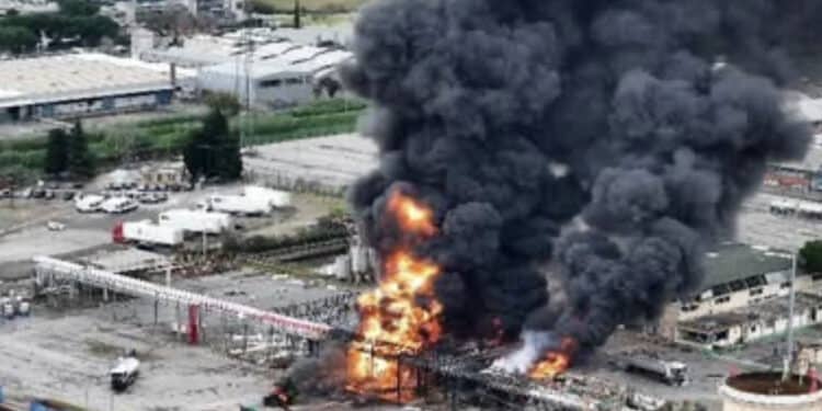 Esplode una raffineria Eni, due morti e 9 feriti: chiusa l’autostrada A1