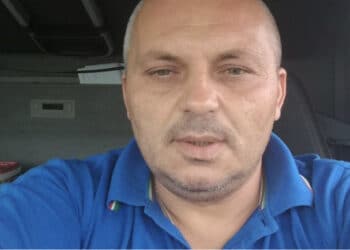 Scoppia un incendio mentre dorme sul tir: camionista 49enne muore carbonizzato