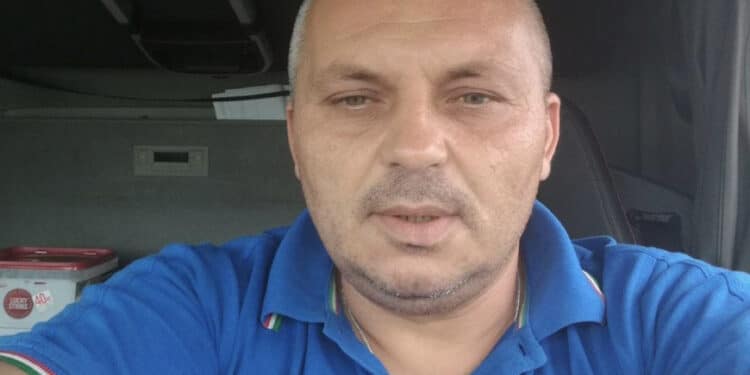 Scoppia un incendio mentre dorme sul tir: camionista 49enne muore carbonizzato