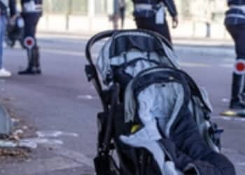 Mamma di 34 anni muore investita da un camion mentre attraversa la strada con i due gemellini: illesi i bambini