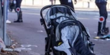 Mamma di 34 anni muore investita da un camion mentre attraversa la strada con i due gemellini: illesi i bambini