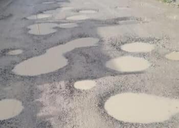 Monserrato, buche disseminate lungo la strada, protestano i residenti di Su Tremini